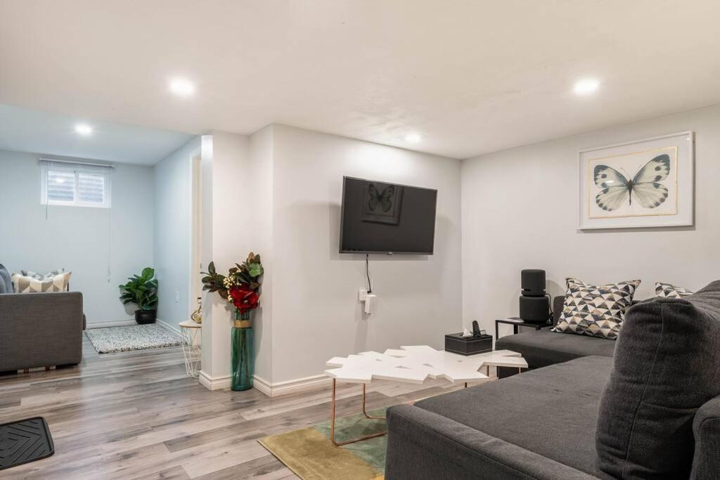 Cozy Nest Basement Unit Apartment ฮามิลตัน ภายนอก รูปภาพ